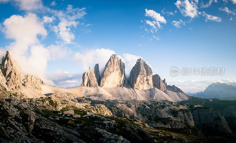 三Cime di拉瓦雷多山日落景观在白云石。在南蒂罗尔的阿尔卑斯山徒步旅行。